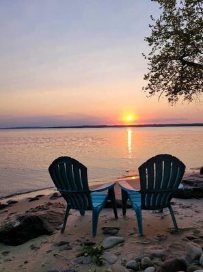 On the beach - Lake Superior Waterfront Home with Wood Fired Sauna and Igloo (Au Train)