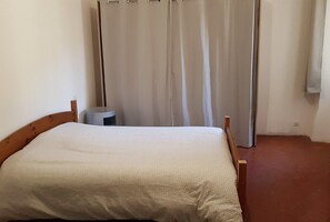 2 makuuhuonetta, silitysrauta/-lauta, ilmainen Wi-Fi, vuodevaatteet