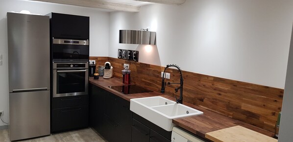 Réfrigérateur, micro-ondes, four, plaque de cuisson