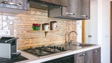 Kühlschrank, Ofen, Herdplatte, Espressomaschine