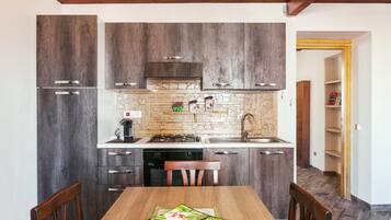 Kühlschrank, Ofen, Herdplatte, Espressomaschine