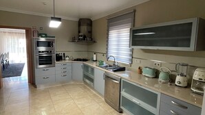 Cafeteira/chaleira, geladeira, micro-ondas, fogão