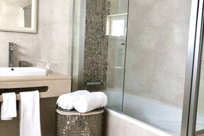 Duschwanne, Haartrockner, Bidet, Handtücher