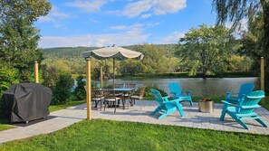 Outdoor dining - Beau Rivage Waterfront, kayak, SUP, great fishing, swimming, fire pit, updated (Portlandville)
