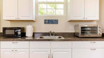 Réfrigérateur, micro-ondes, cafetière/bouilloire, grille-pain