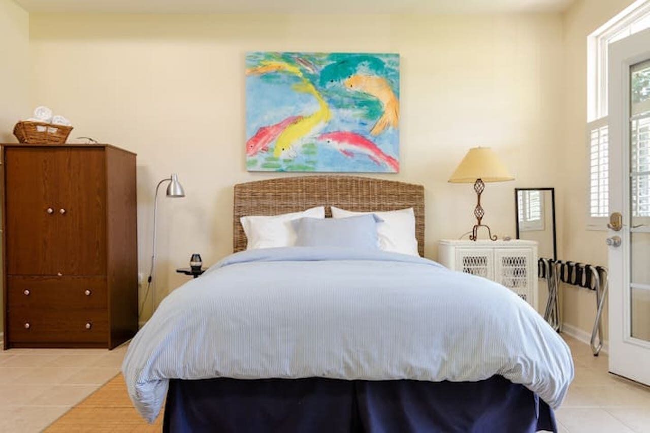 Quaint cottage with serene water view!