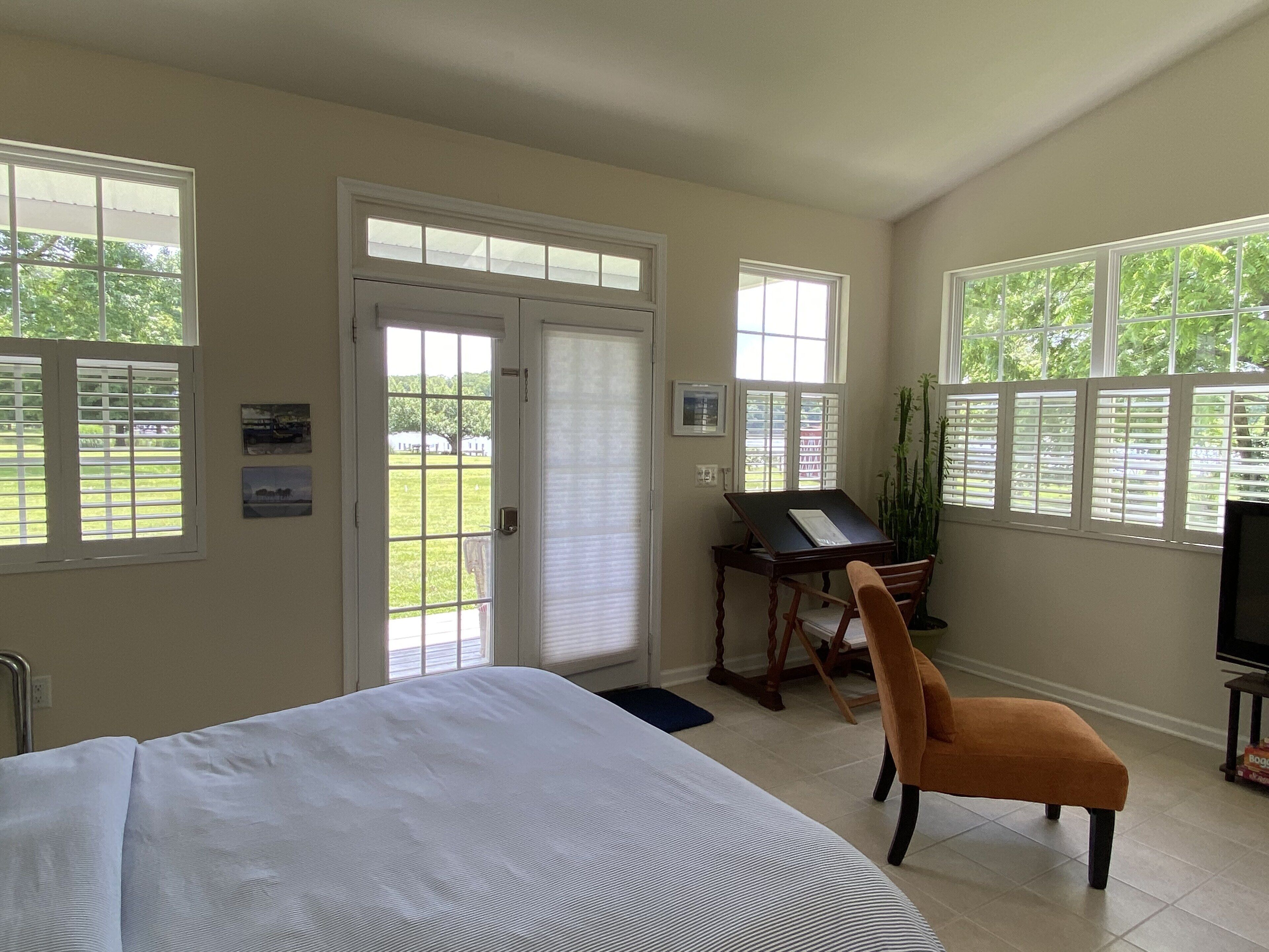 Quaint cottage with serene water view!