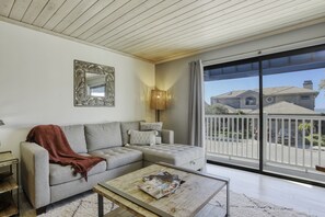 Smart TV - The Shell Finder Steps from Ocean - Monthly Rental (Shell Beach)