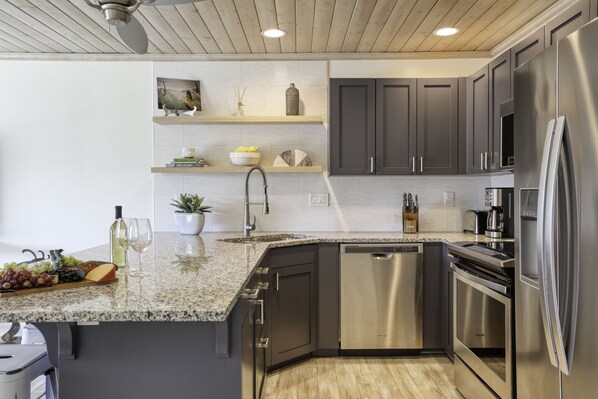 Kühlschrank, Mikrowelle, Ofen, Herdplatte