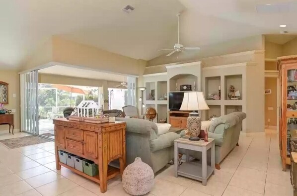 Smart TV - Coral Tree Paradise (Punta Gorda)