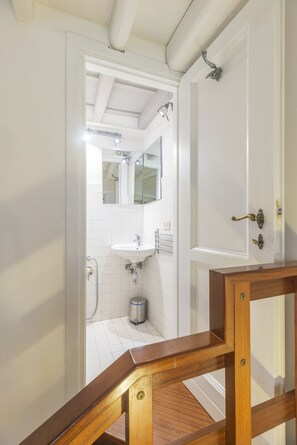 Shower, hair dryer, towels, soap - Apartament Campo de Fiori with Jacuzzi (Roma)