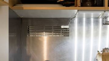 Kühlschrank, Herdplatte, Wasserkocher, Kochgeschirr/Geschirr/Besteck