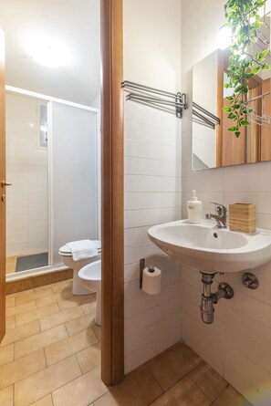 Shower, hair dryer, towels, soap - Apartament Campo de Fiori with Jacuzzi (Roma)