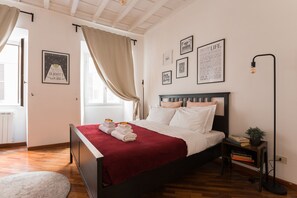 1 quarto, ferros/tábuas de passar roupa, berço de viagem