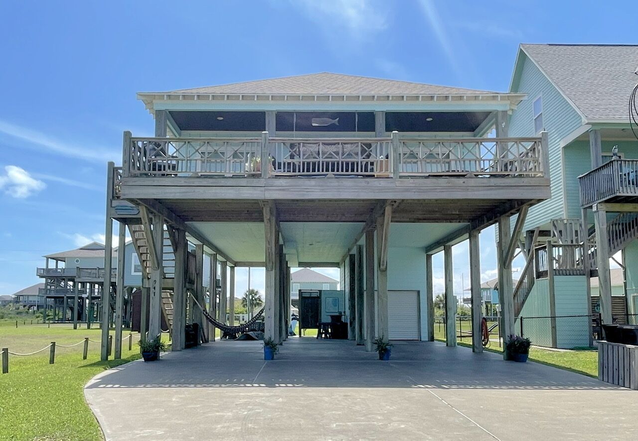 ANCHOR HOUSE - Coastal home with gulf views & 3 minute walk to the beach!