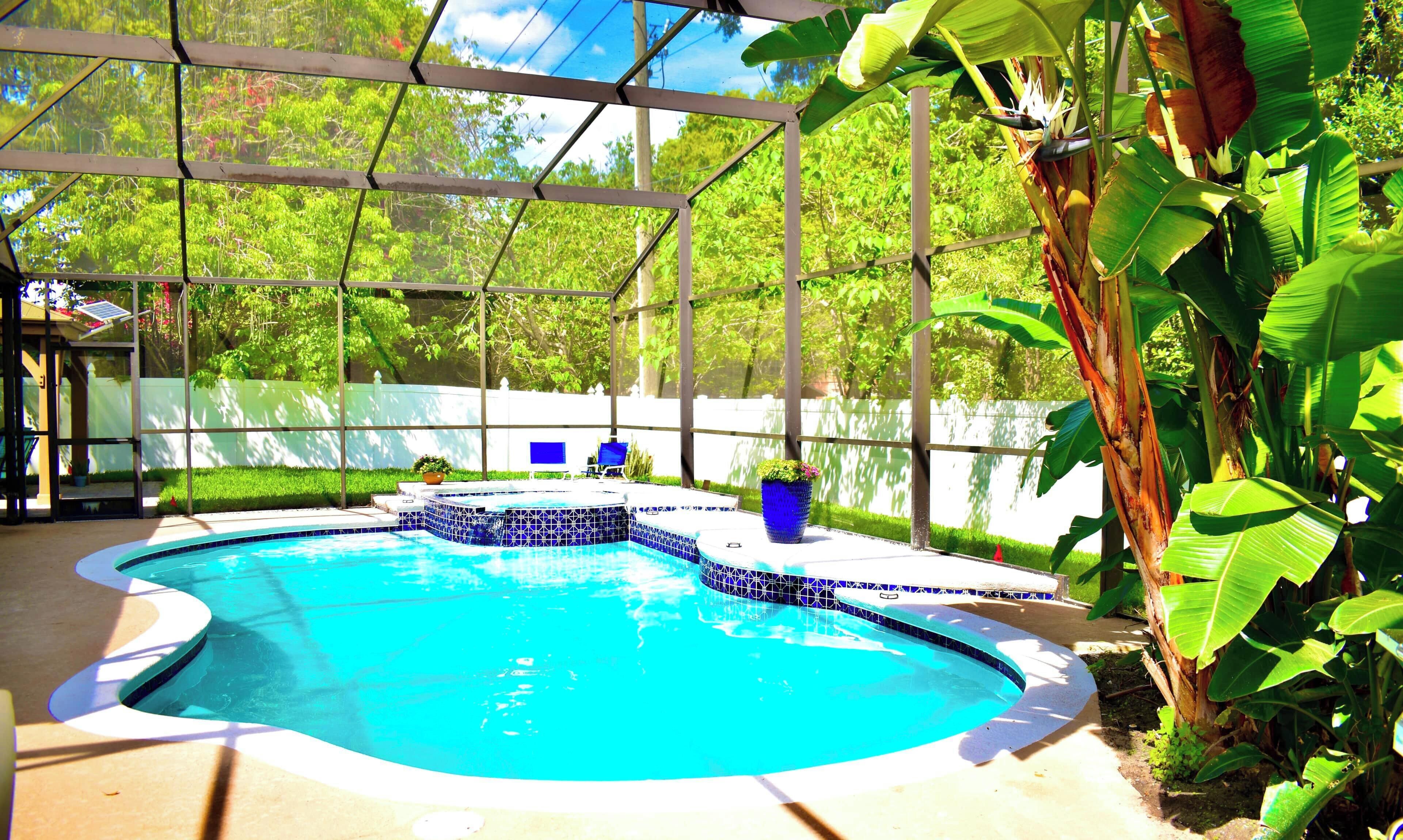 Una piscina al aire libre, una piscina climatizada