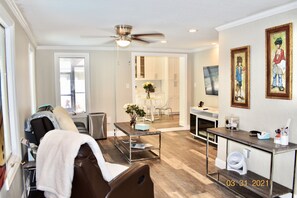 TV connectée, cheminée, chaîne hi-fi, espaces bureaux