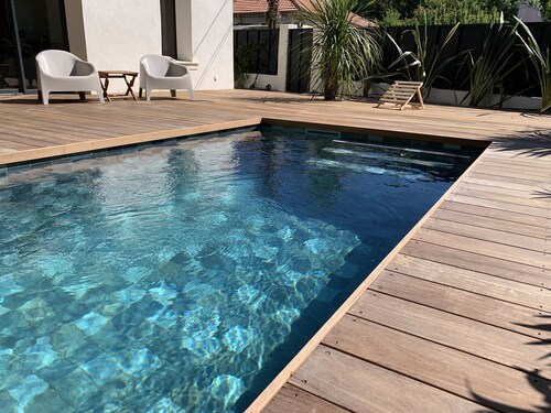 MAISON EN CENTRE VILLE AVEC JARDIN PARKING PISCINE AU CALME