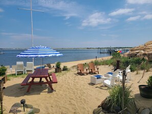 En la playa, camastros y toallas de playa 