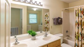 Combined shower/tub, towels