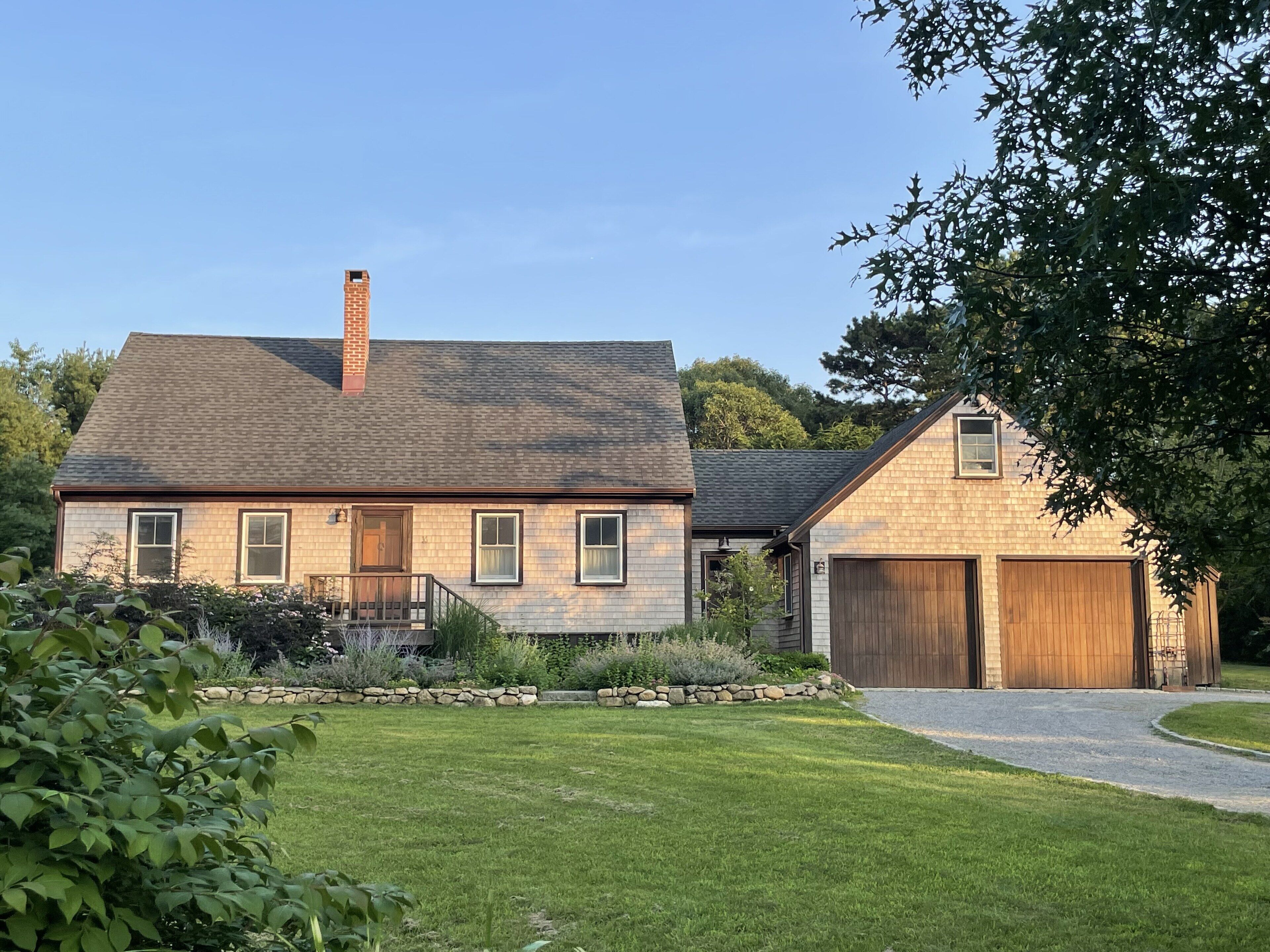 Beautiful cape located 2 blocks from Lagoon!