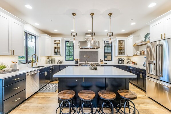 Frigorifero, microonde, forno, piano cottura