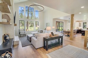 Älytelevisio, takka, videopelejä, DVD-soitin