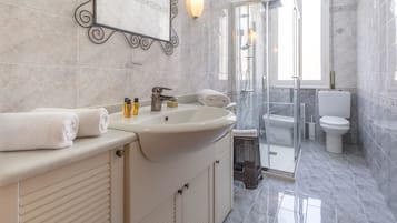 Lejlighed | Badeværelse | Hårtørrer, bidet, håndklæder