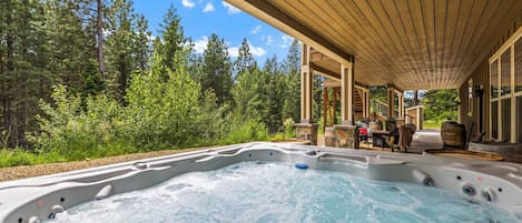 Outdoor spa tub