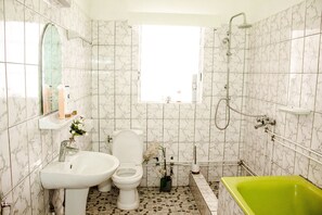 Ensemble douche/baignoire, bidet, savon, papier toilette