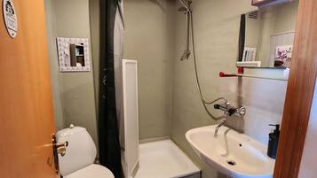 Basic-Doppelzimmer | Badezimmer | Dusche, Handtücher