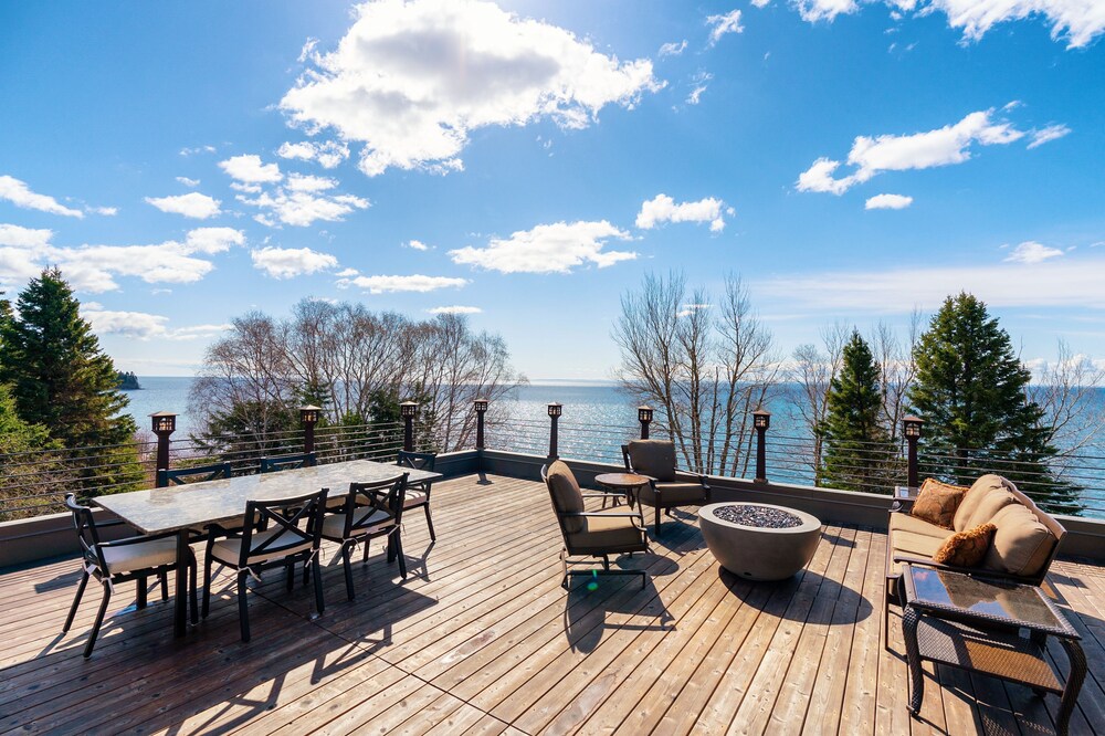 Newly avail for short-term: 2 BR, 1 BA, apt sleeps 4, on Lake Superior.