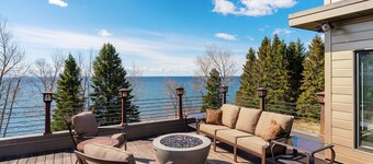 Waterfront 2 BR, 1 BA, firepit, & roofdeck for panoramic views of Lake Superior