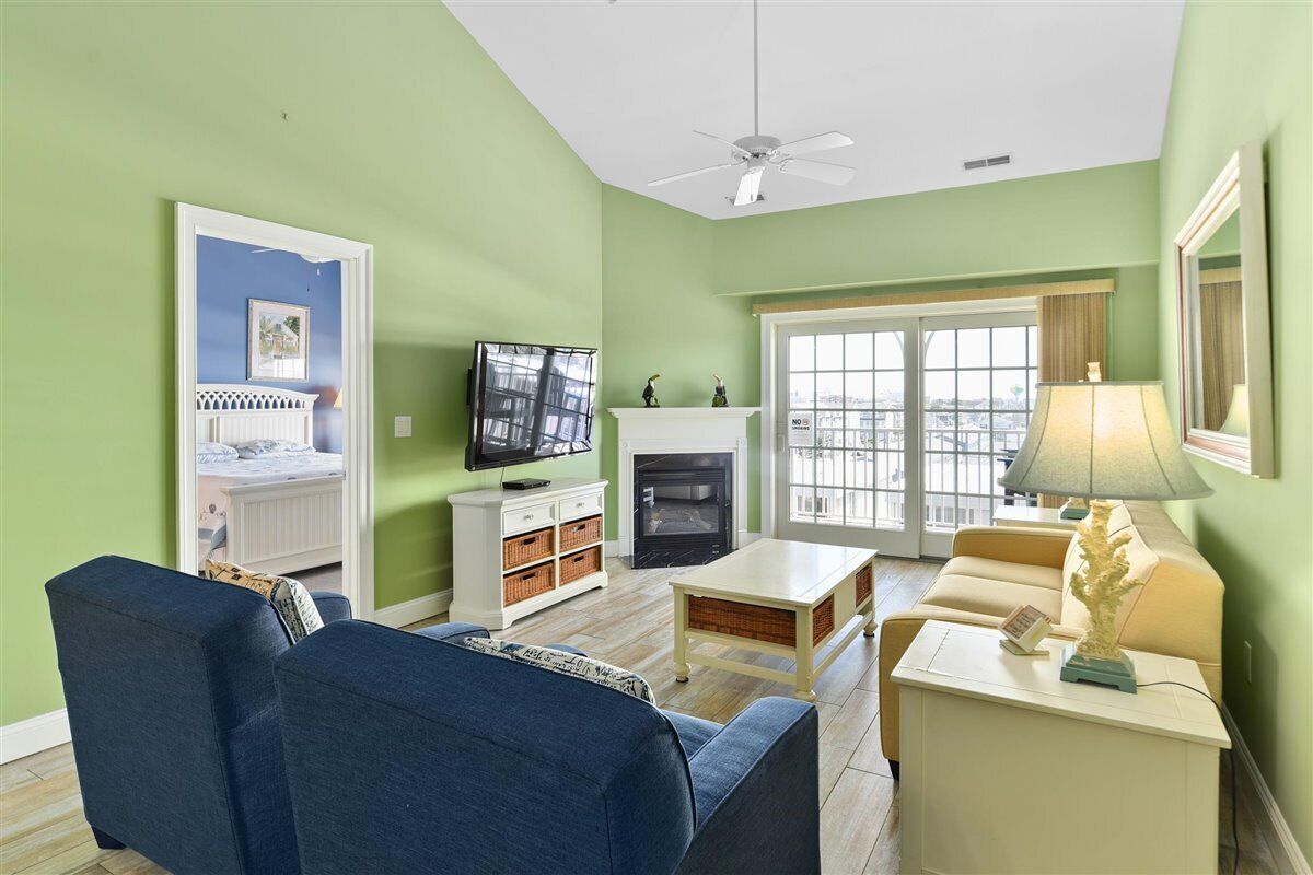 3 br / 3.5 baths at 14th and bay, indoor pool