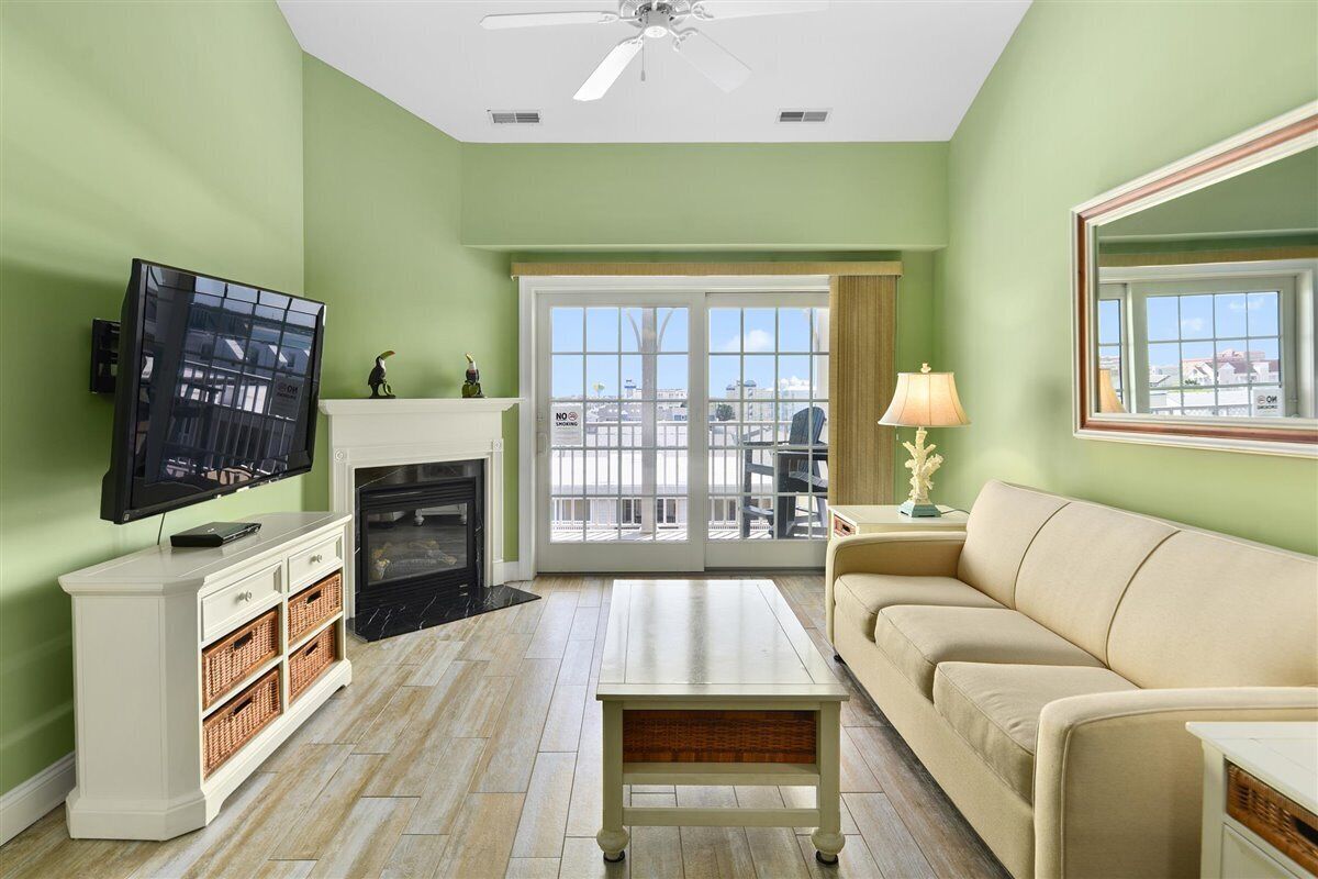 3 br / 3.5 baths at 14th and bay, indoor pool