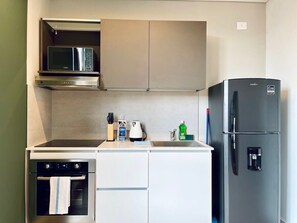 Kjøleskap, mikrobølgeovn, ovn og kokeplater