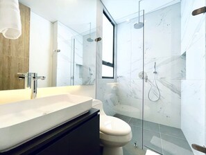 Dusj, hårføner og håndklær