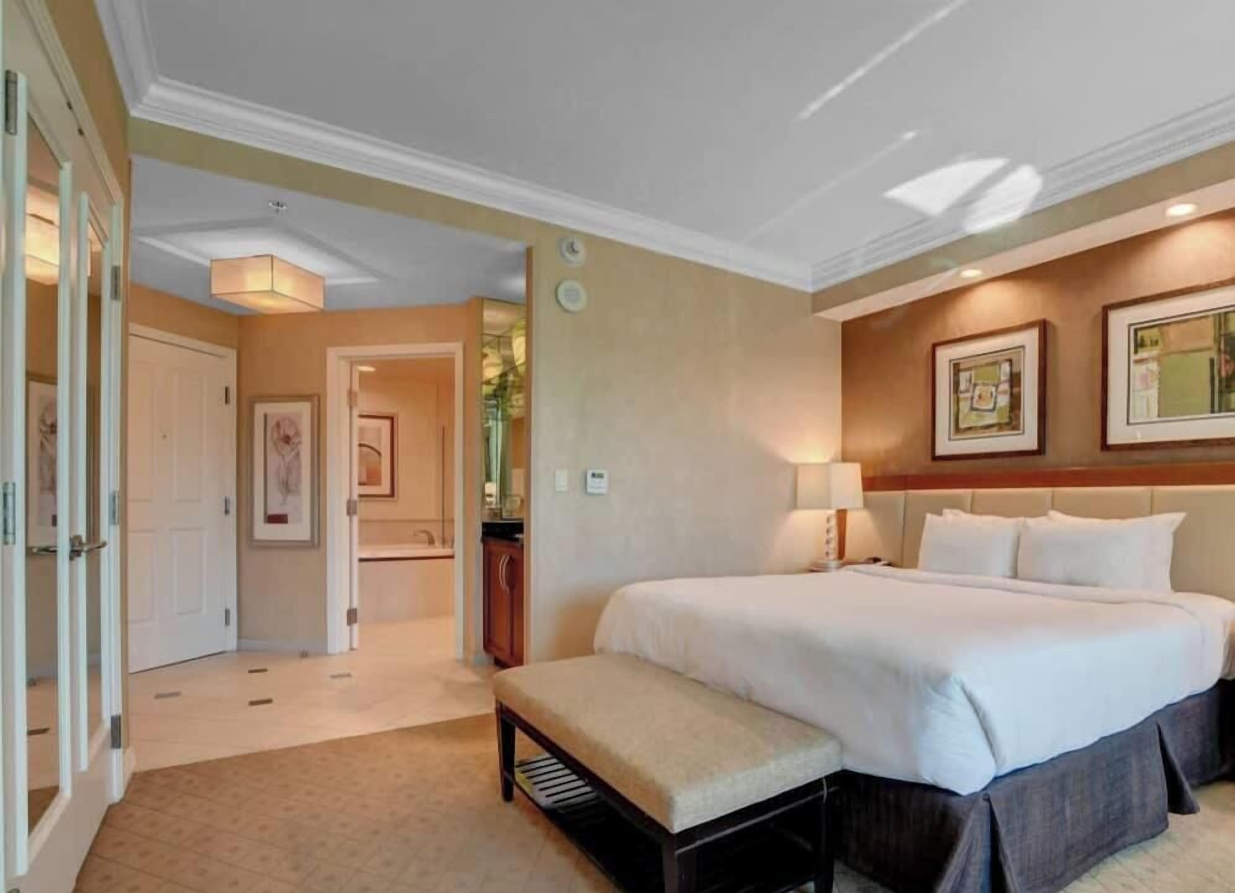 Cofres nos quartos, escrivaninha, ferros/tábuas de passar roupa