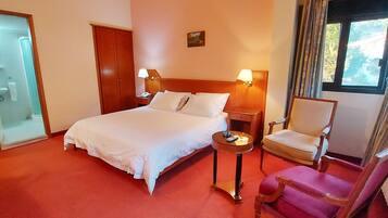 Habitación doble ejecutiva, vista a la montaña | Edredón, minibar, decoración personalizada y muebles diferentes