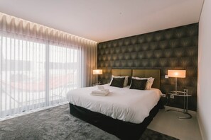 3 bedrooms, desk, iron/ironing board, travel crib