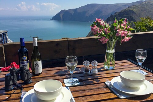 A charming dog and couple friendly quirky apartment with sea views, in a popular location in North D