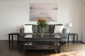 Una Smart TV, videojuegos, libros, una oficina