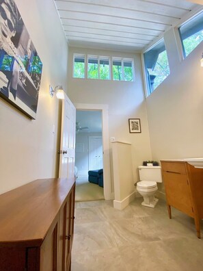 Badewanne, Haartrockner, Handtücher