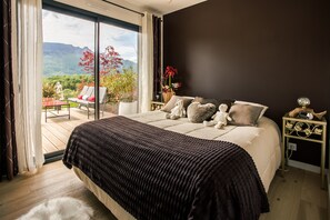 3 bedrooms, iron/ironing board, travel cot, WiFi