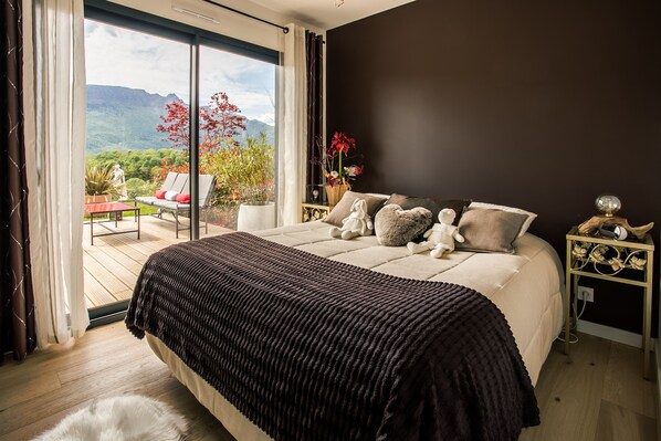 3 makuuhuonetta, silitysrauta/-lauta, vauvan matkasänky, Wi-Fi