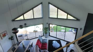 TV, tavolo da ping pong, libri, impianto stereo