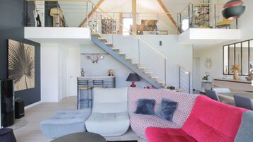 TV, tavolo da ping pong, libri, impianto stereo