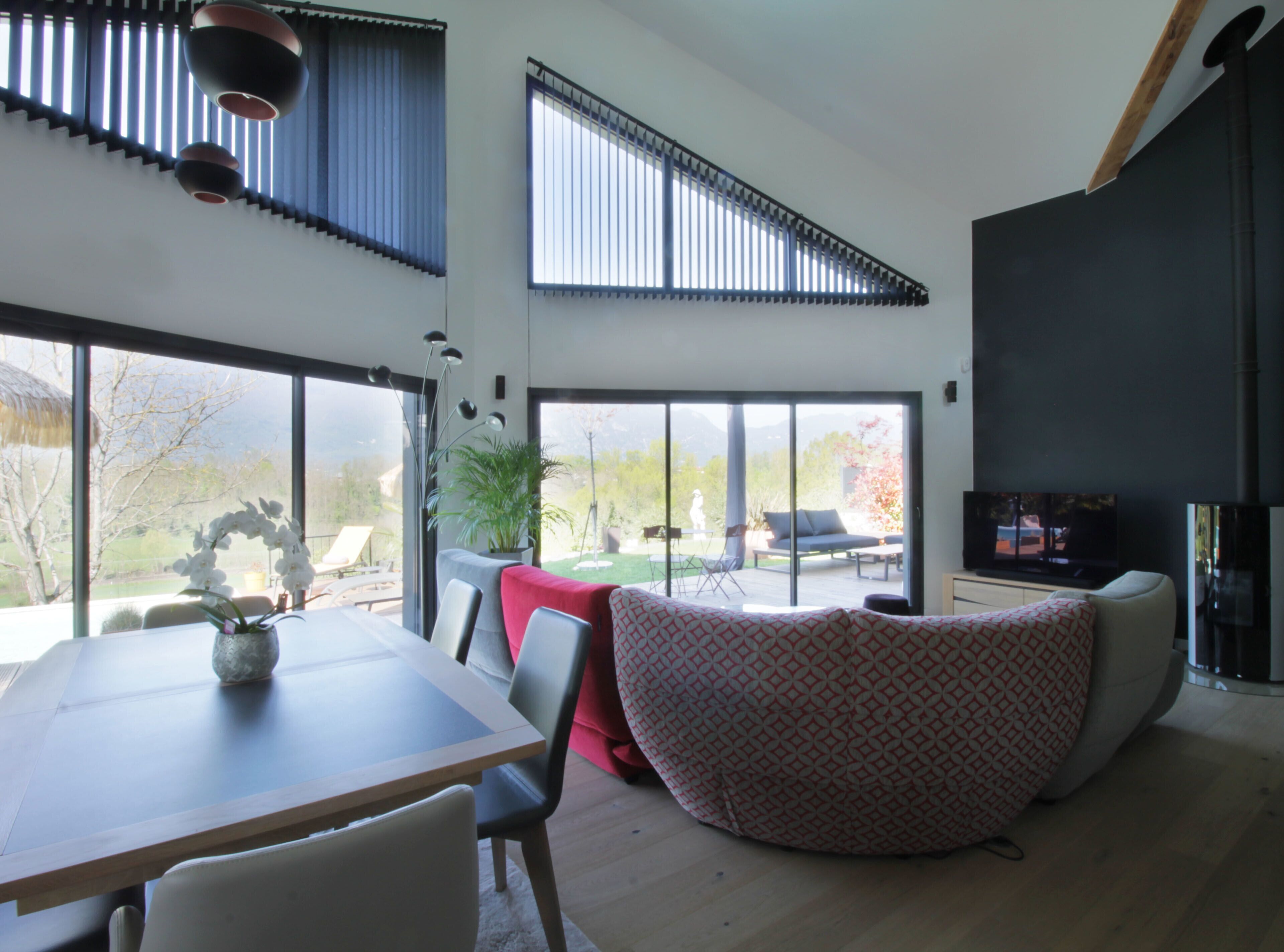 Télévision, table de tennis de table, livres, chaîne hi-fi