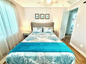 3 quartos, escrivaninha, ferros/tábuas de passar roupa