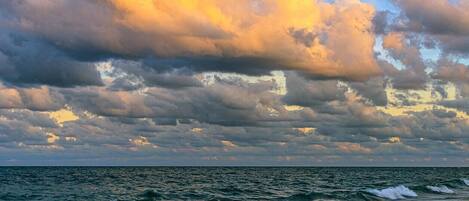 In Strandnähe, Liegestühle, Strandtücher